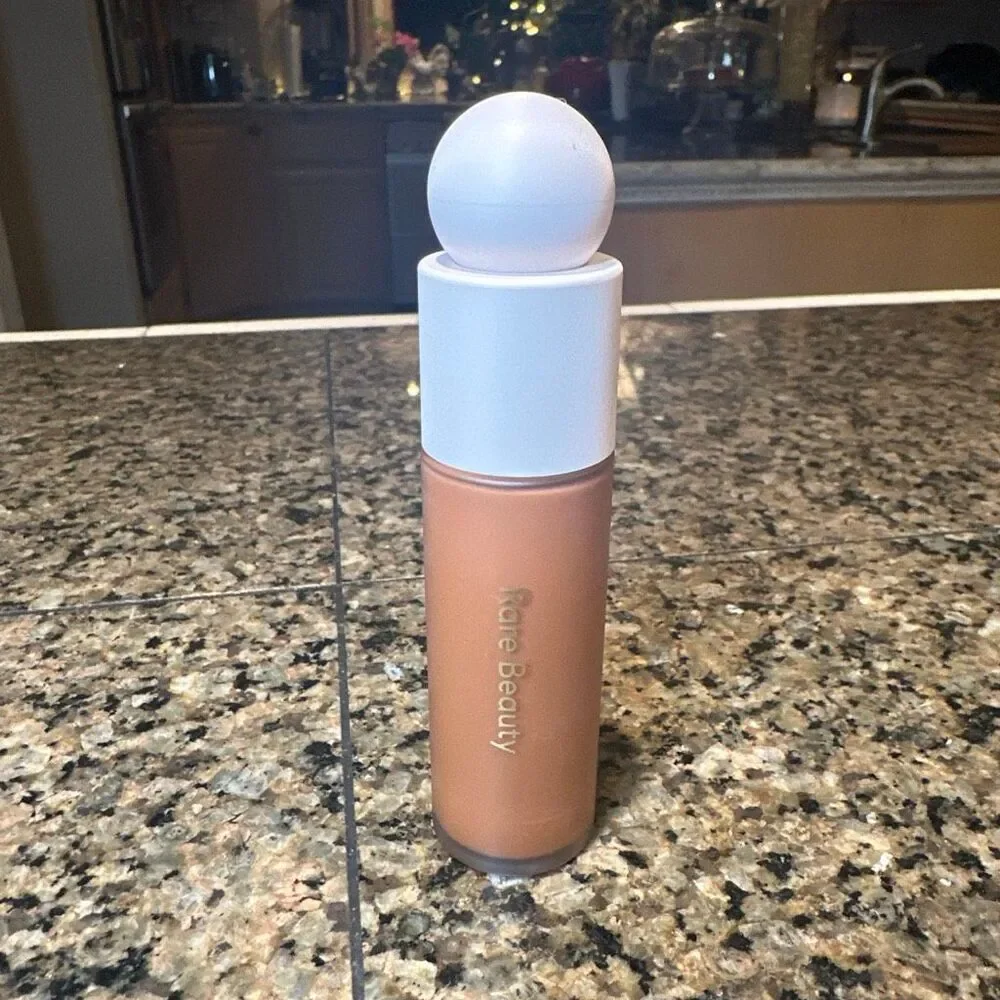 NWT Rare Beauty Liquid Touch Weightless Foundation